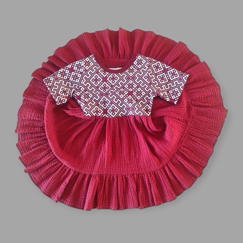 Kleita  "Latviskā" ar volanu 